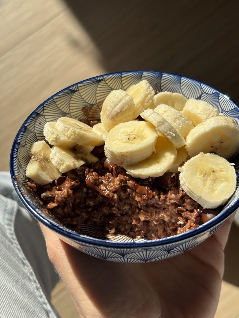 Porridge d'avoine au chocolat garni de rondelles de banane