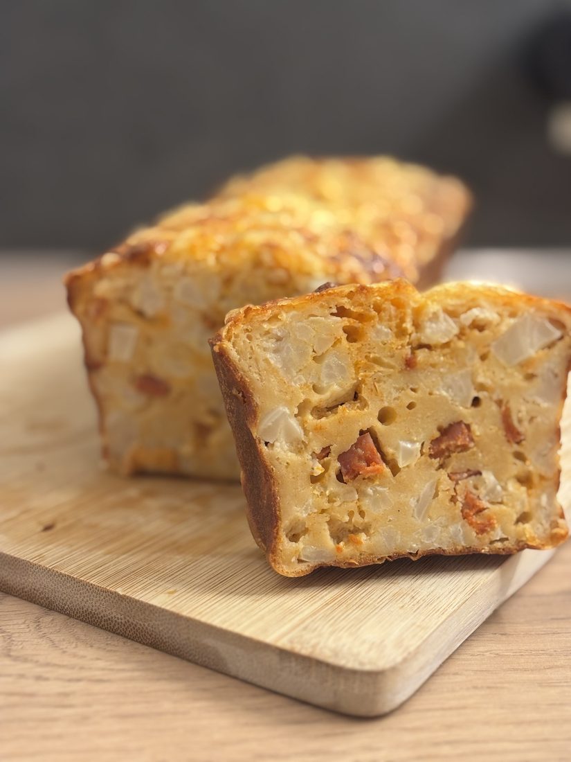 Cake salé au chorizo et au fromage, tranché sur une planche