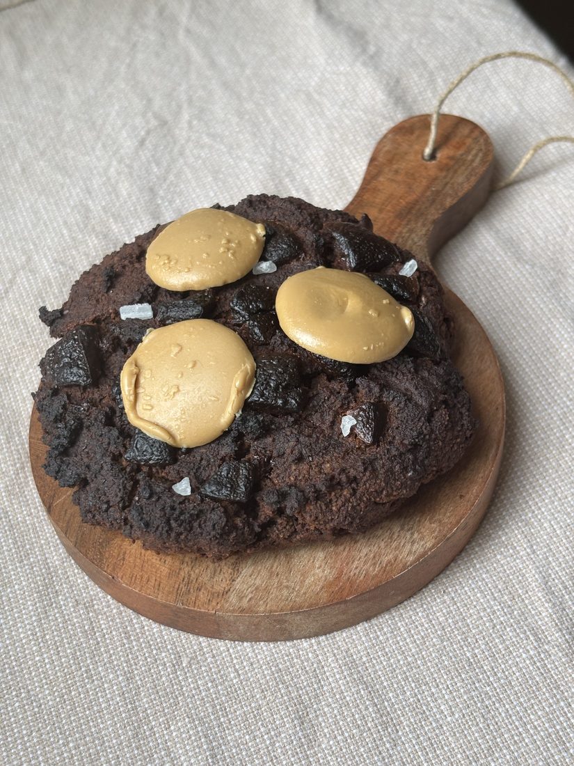 Cookie tout chocolat garni de purée de cacahuète et de fleur de sel