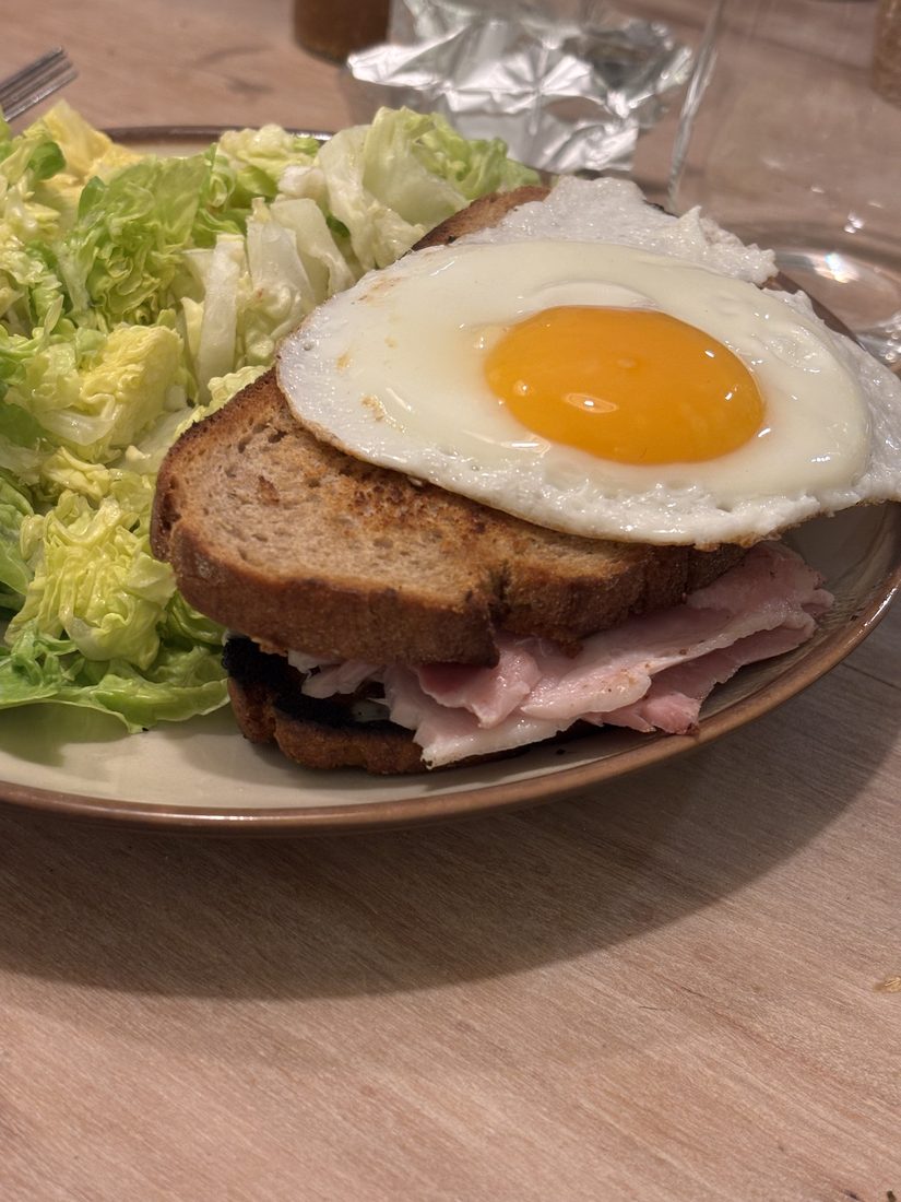 Croque-madame au pain complet et sa salade verte